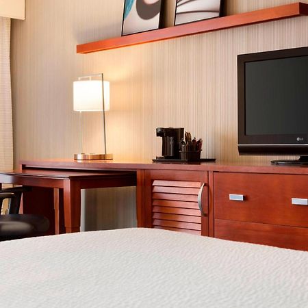 Courtyard By Marriott Champaign Hotel Bagian luar foto