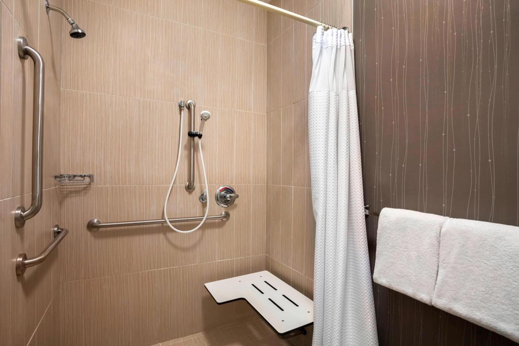 Courtyard By Marriott Champaign Hotel Bagian luar foto