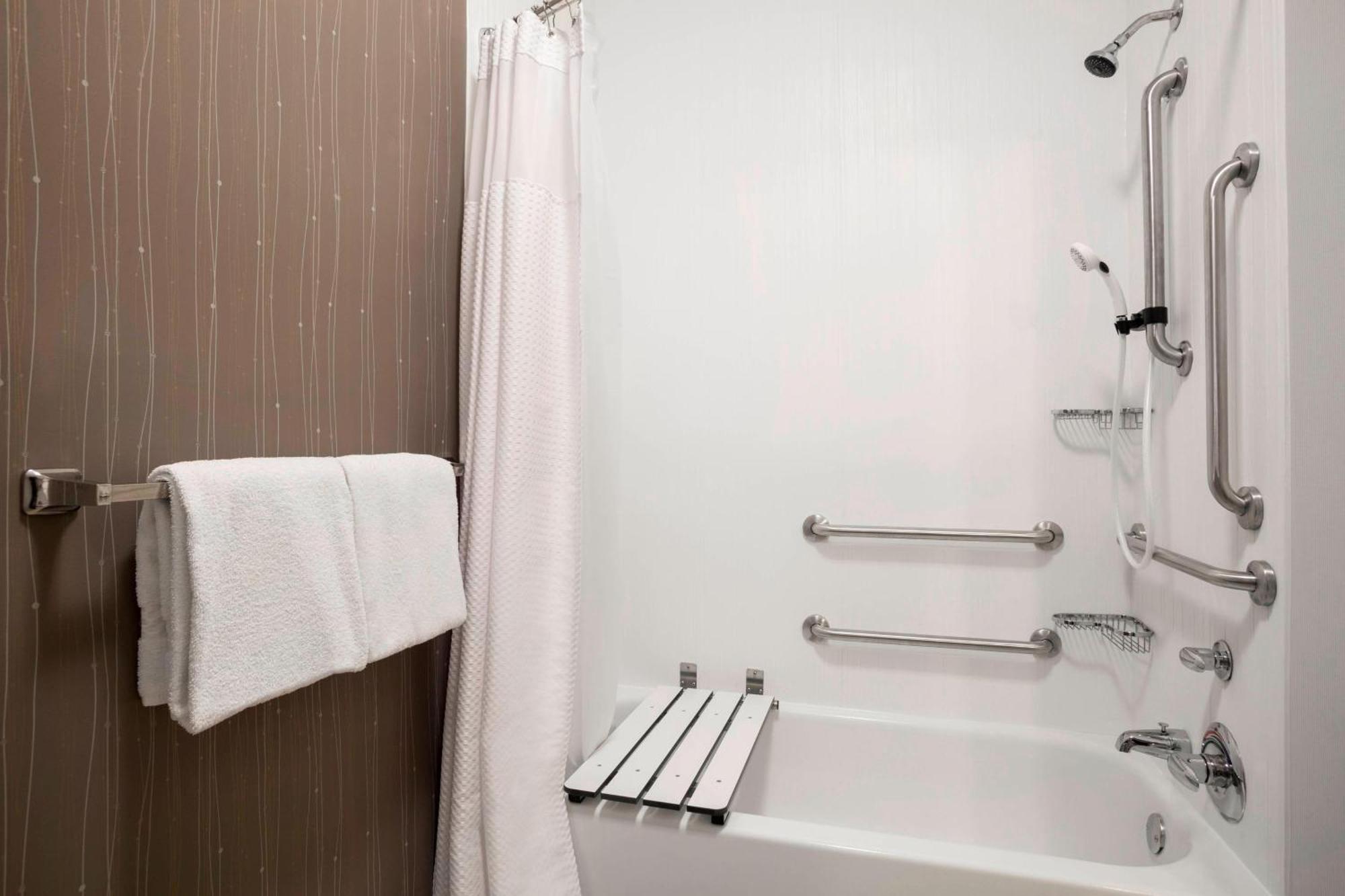 Courtyard By Marriott Champaign Hotel Bagian luar foto