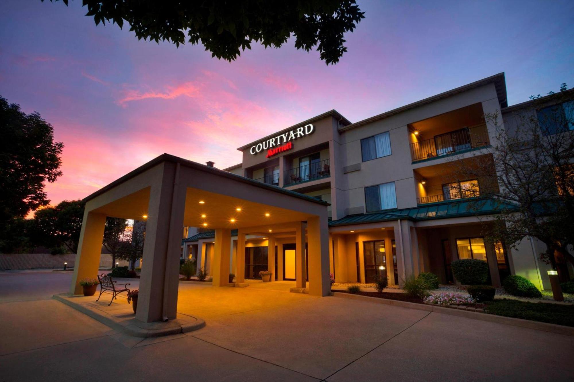 Courtyard By Marriott Champaign Hotel Bagian luar foto