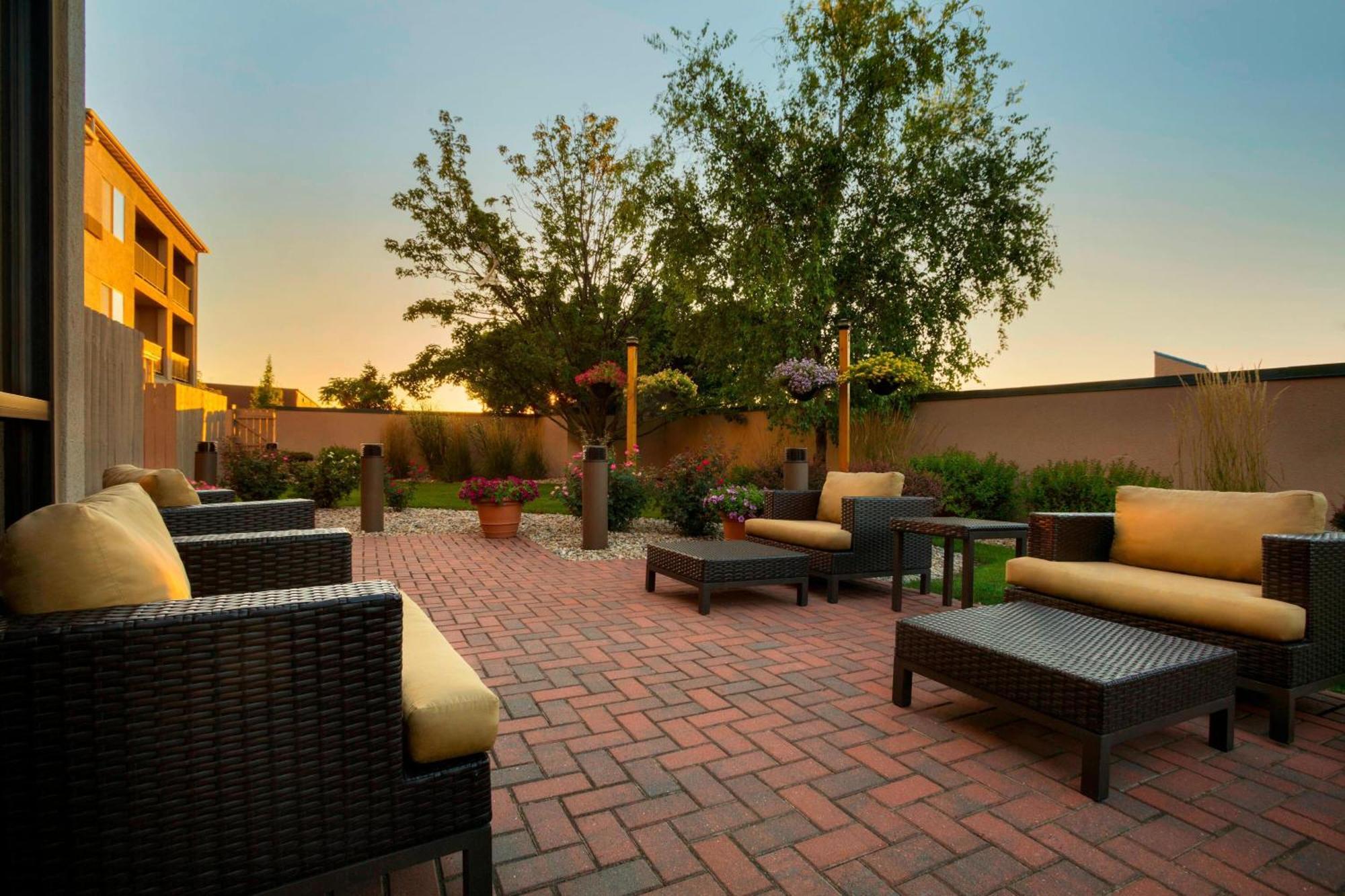 Courtyard By Marriott Champaign Hotel Bagian luar foto