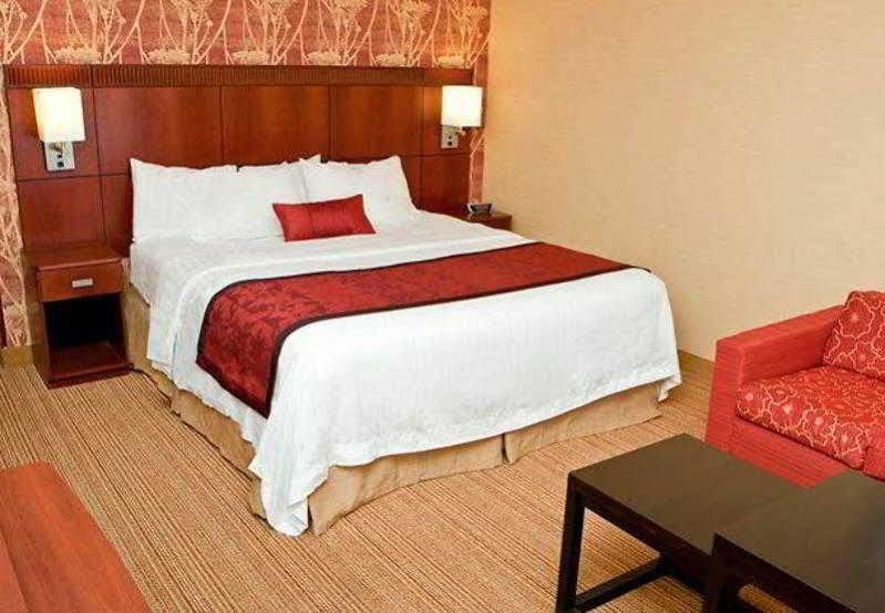 Courtyard By Marriott Champaign Hotel Bagian luar foto