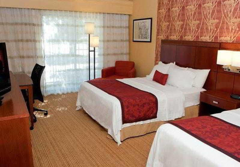 Courtyard By Marriott Champaign Hotel Bagian luar foto
